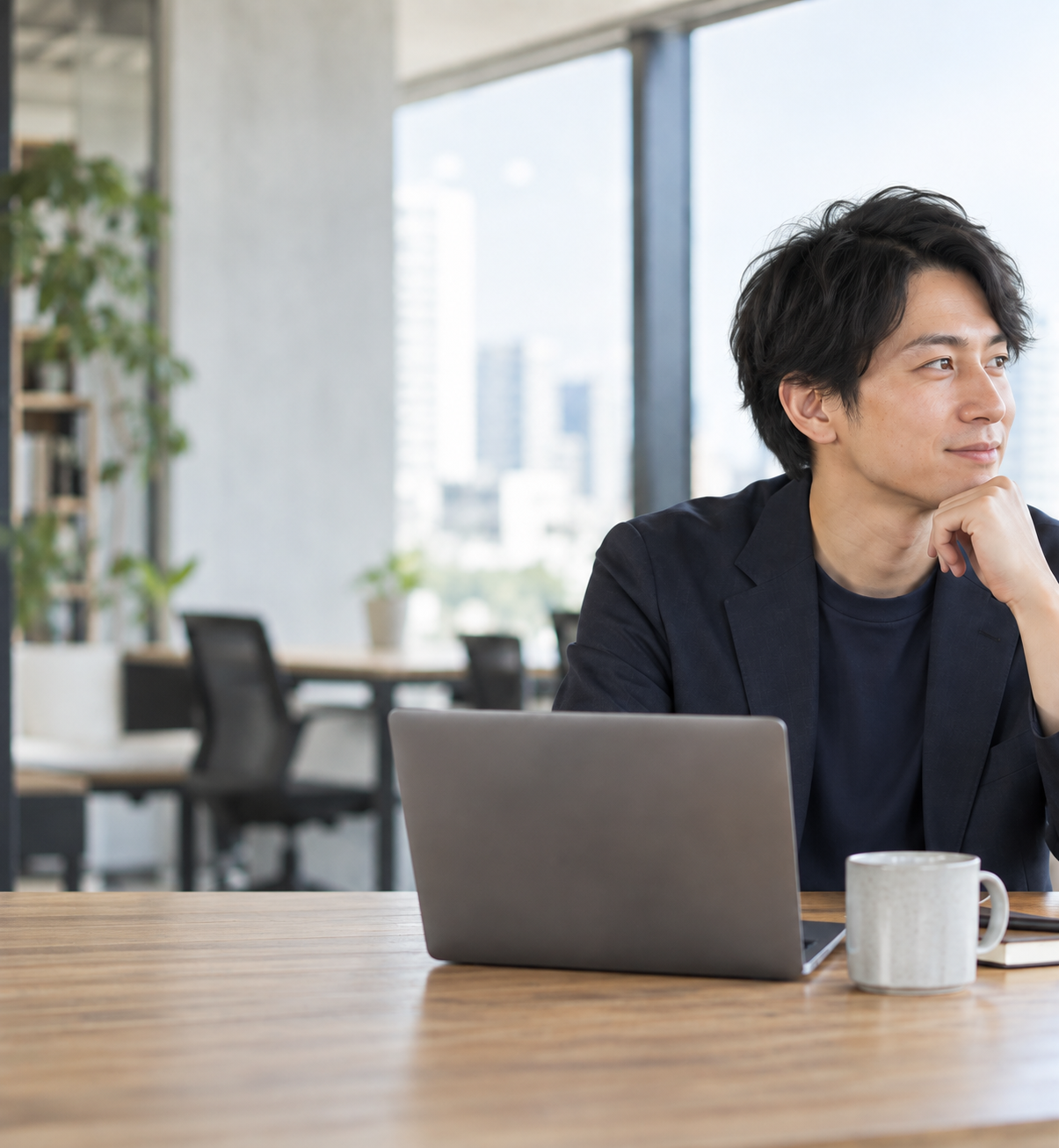 視線の先が画面端で詰まった採用人物写真